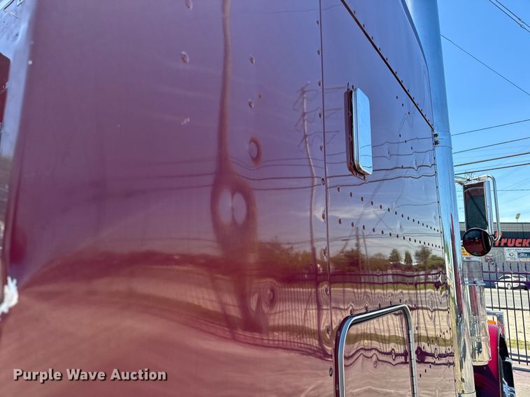 image for item EH3864 2005 Peterbilt  379 semi truck