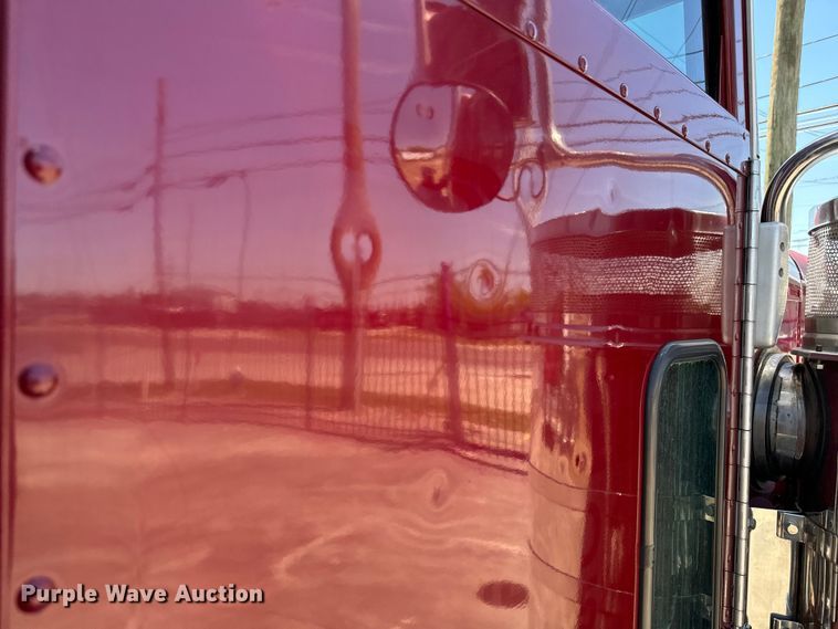 image for item EH3864 2005 Peterbilt  379 semi truck