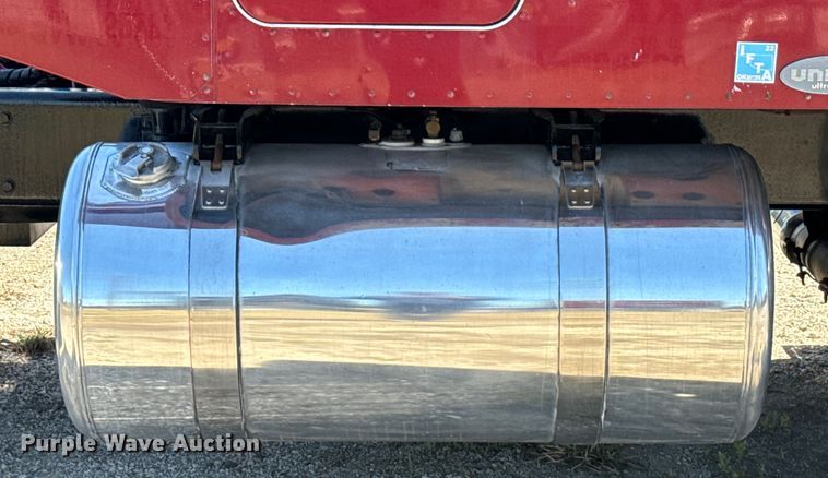 image for item EH3864 2005 Peterbilt  379 semi truck