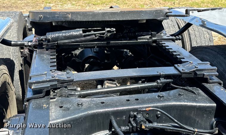 image for item EH3864 2005 Peterbilt  379 semi truck