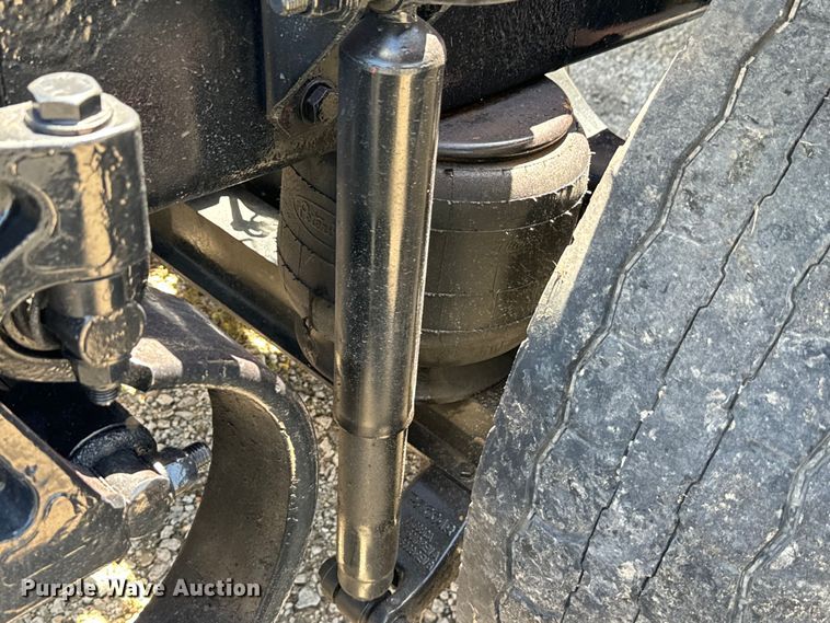 image for item EH3864 2005 Peterbilt  379 semi truck