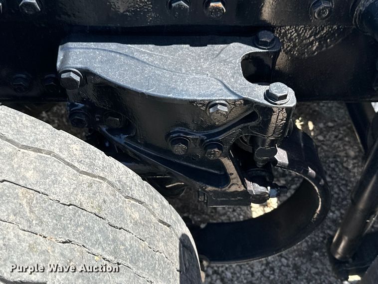 image for item EH3864 2005 Peterbilt  379 semi truck