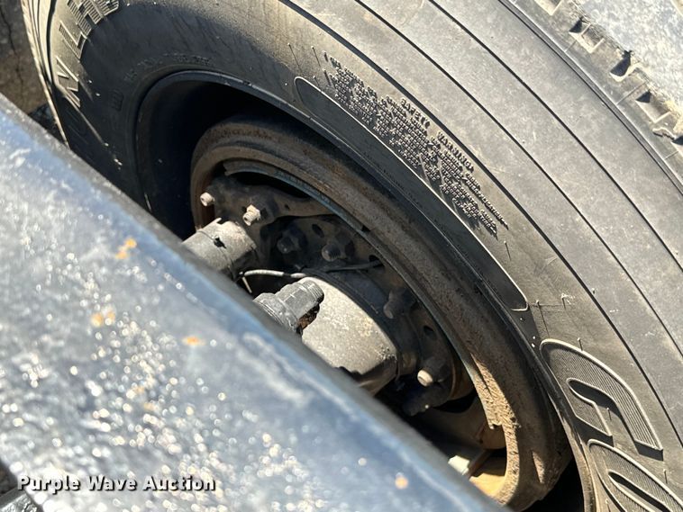 image for item EH3864 2005 Peterbilt  379 semi truck