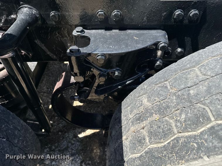 image for item EH3864 2005 Peterbilt  379 semi truck