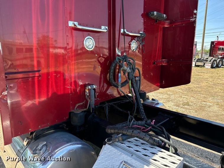 image for item EH3864 2005 Peterbilt  379 semi truck