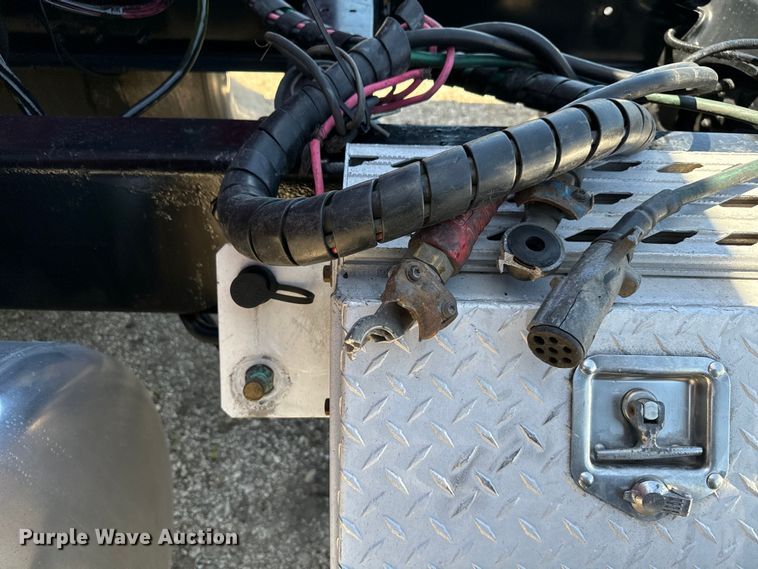 image for item EH3864 2005 Peterbilt  379 semi truck