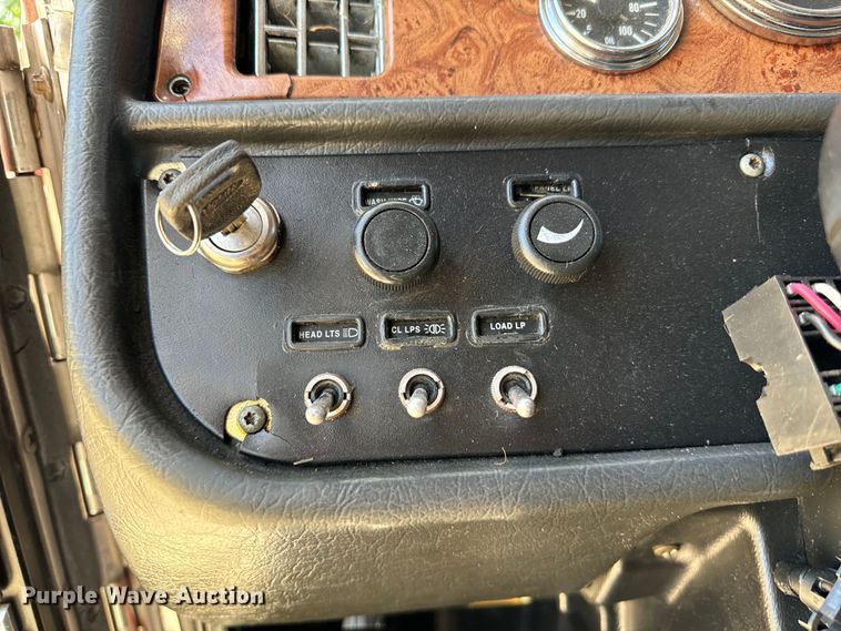 image for item EH3864 2005 Peterbilt  379 semi truck