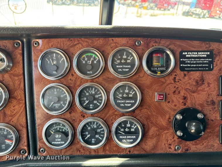 image for item EH3864 2005 Peterbilt  379 semi truck