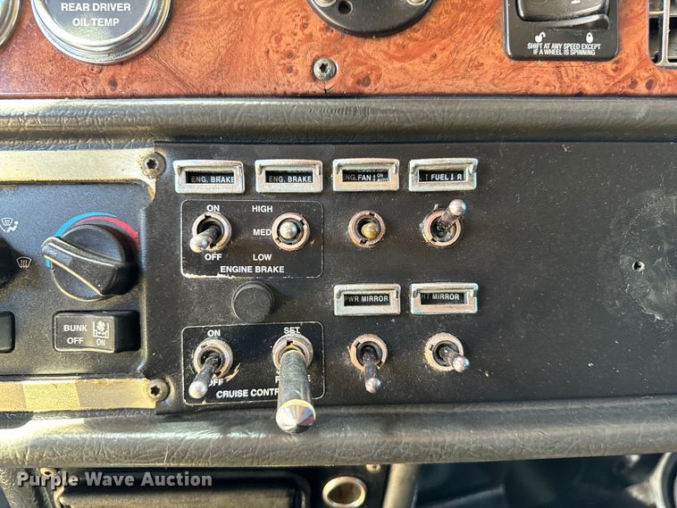 image for item EH3864 2005 Peterbilt  379 semi truck