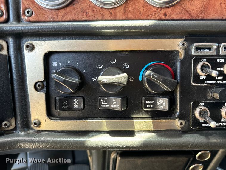 image for item EH3864 2005 Peterbilt  379 semi truck