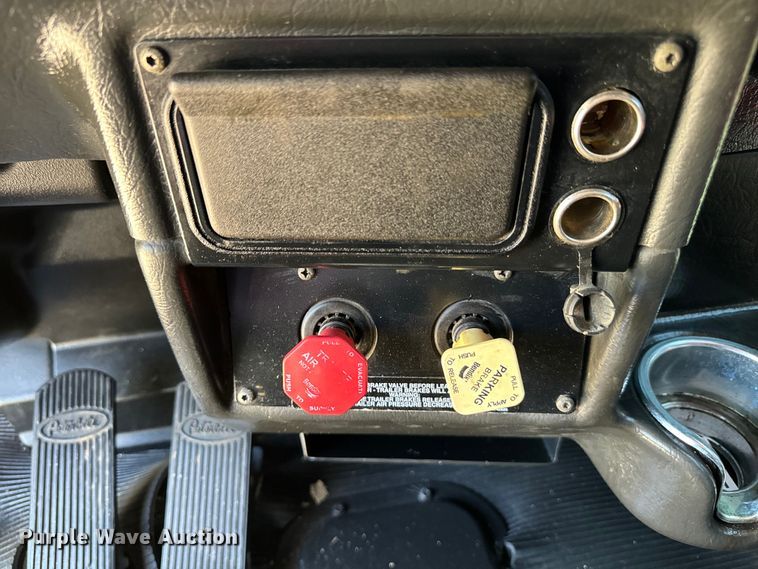 image for item EH3864 2005 Peterbilt  379 semi truck