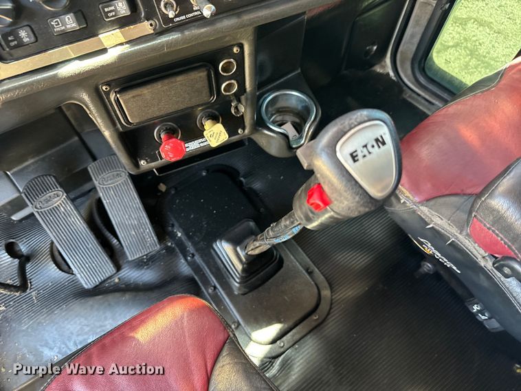 image for item EH3864 2005 Peterbilt  379 semi truck