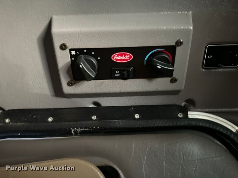 image for item EH3864 2005 Peterbilt  379 semi truck