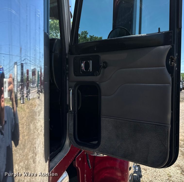 image for item EH3864 2005 Peterbilt  379 semi truck