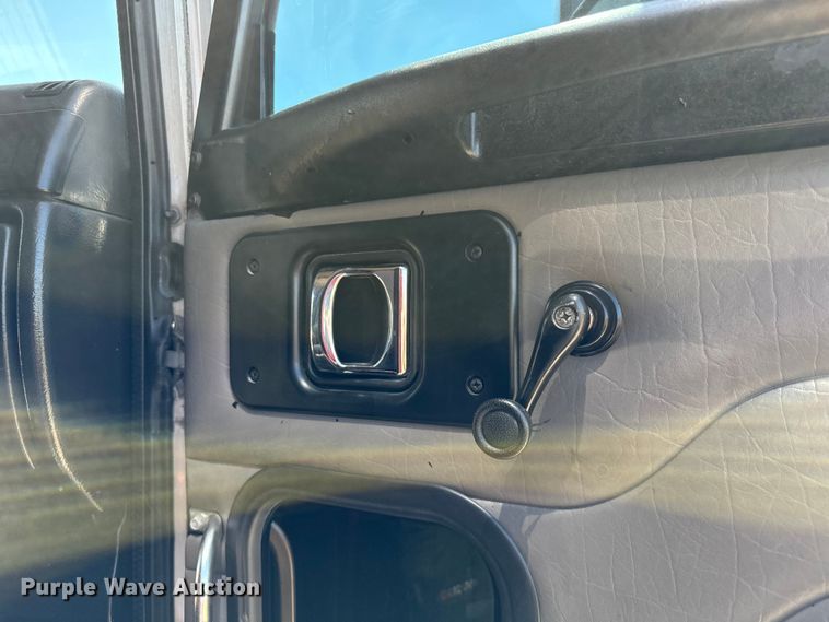 image for item EH3864 2005 Peterbilt  379 semi truck