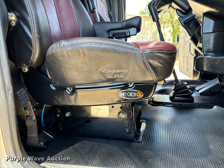 image for item EH3864 2005 Peterbilt  379 semi truck