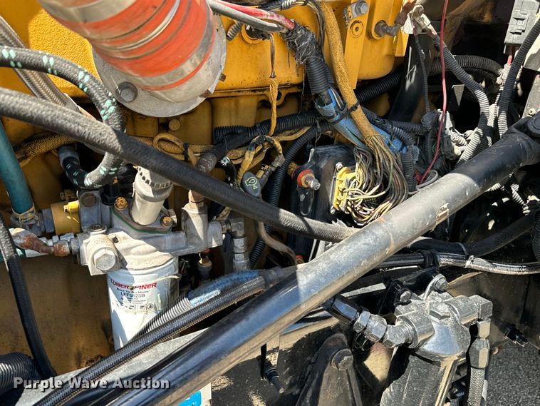 image for item EH3864 2005 Peterbilt  379 semi truck