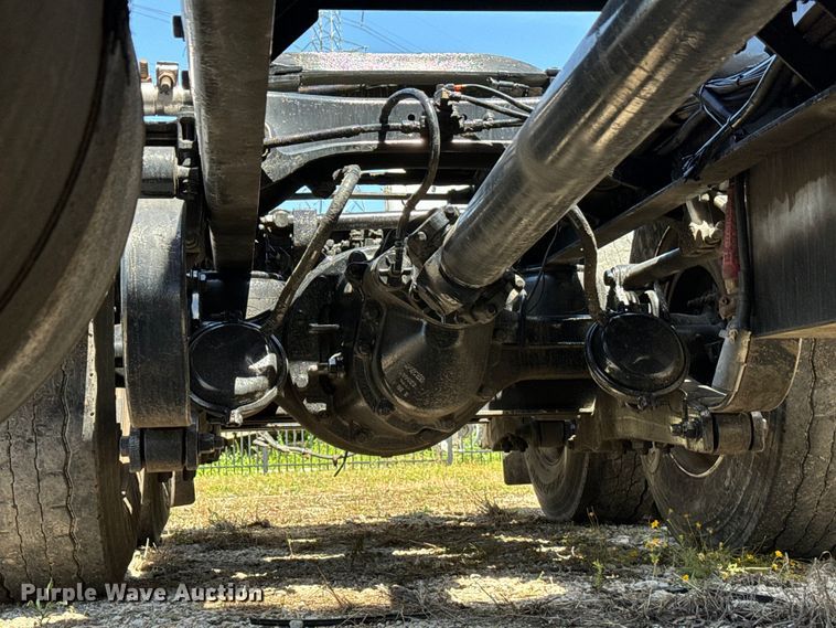 image for item EH3864 2005 Peterbilt  379 semi truck