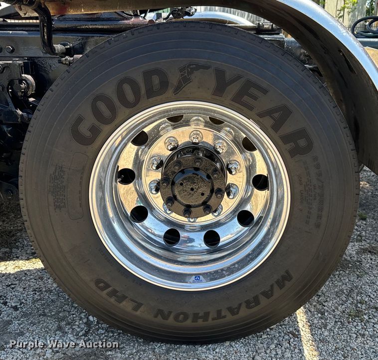 image for item EH3864 2005 Peterbilt  379 semi truck