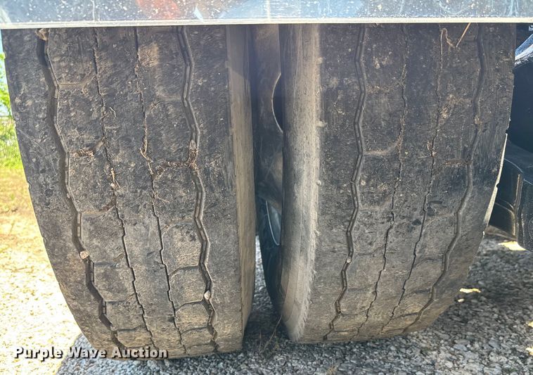 image for item EH3864 2005 Peterbilt  379 semi truck