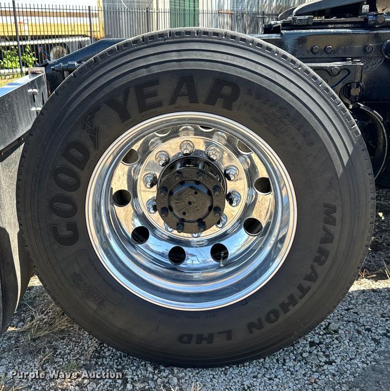 image for item EH3864 2005 Peterbilt  379 semi truck