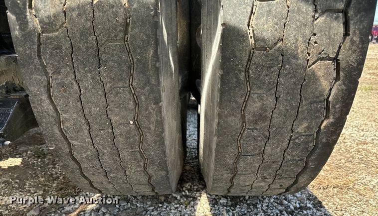 image for item EH3864 2005 Peterbilt  379 semi truck