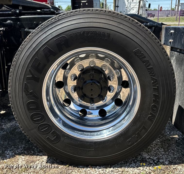 image for item EH3864 2005 Peterbilt  379 semi truck