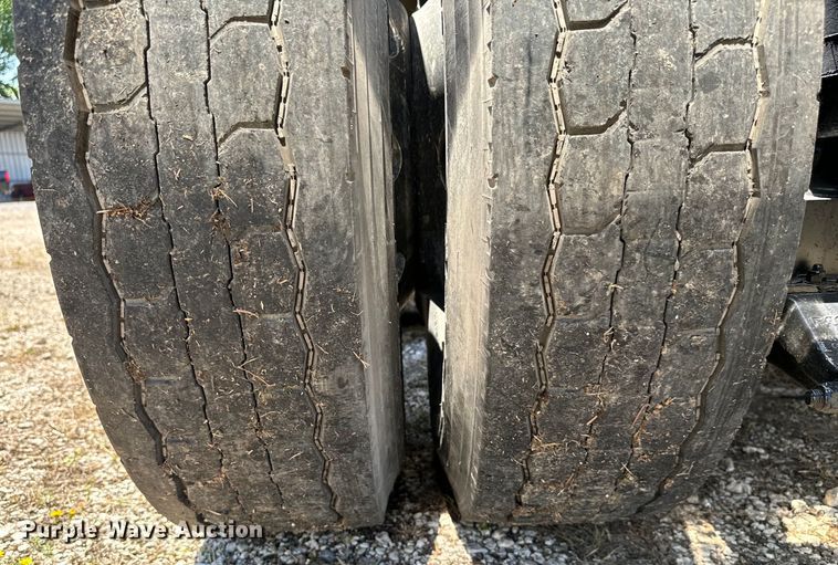 image for item EH3864 2005 Peterbilt  379 semi truck