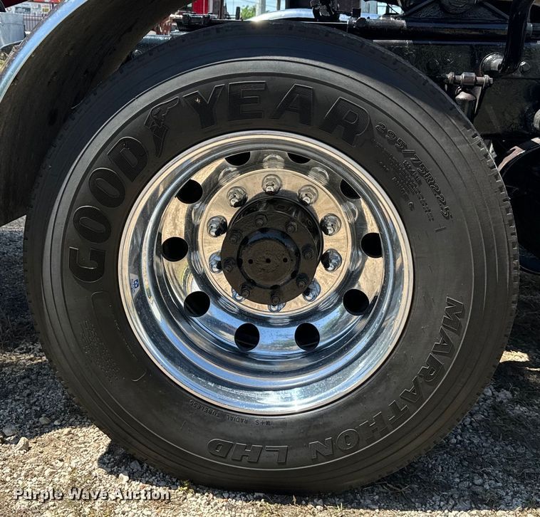 image for item EH3864 2005 Peterbilt  379 semi truck