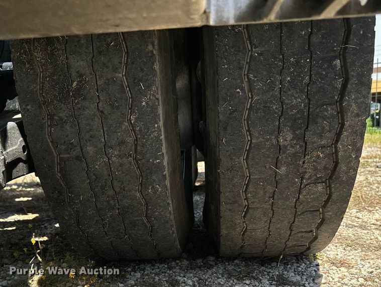 image for item EH3864 2005 Peterbilt  379 semi truck