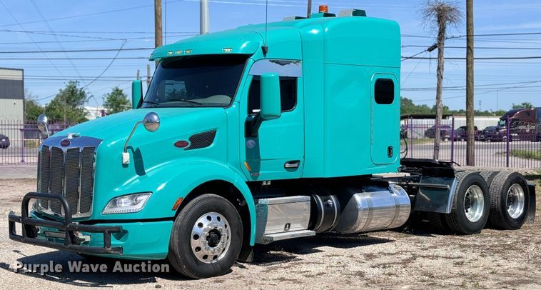 image for item EH3866 2015 Peterbilt  579 semi truck
