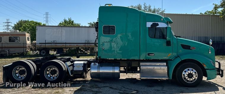 image for item EH3866 2015 Peterbilt  579 semi truck