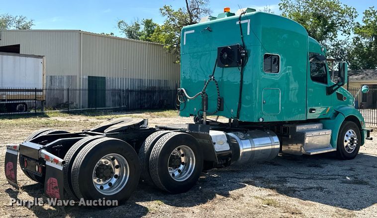 image for item EH3866 2015 Peterbilt  579 semi truck