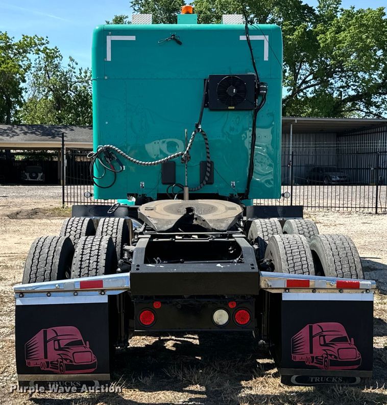 image for item EH3866 2015 Peterbilt  579 semi truck