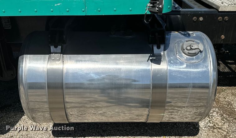 image for item EH3866 2015 Peterbilt  579 semi truck