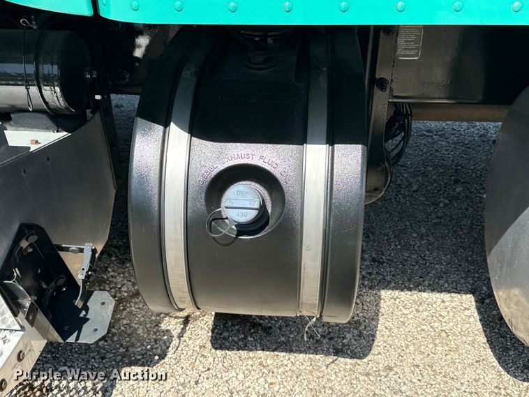 image for item EH3866 2015 Peterbilt  579 semi truck