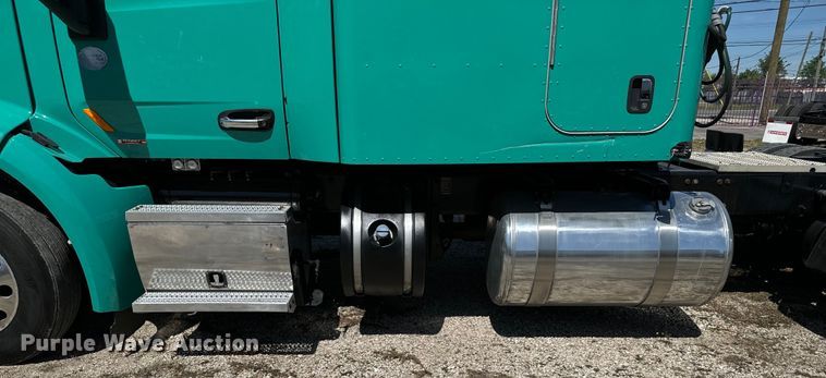 image for item EH3866 2015 Peterbilt  579 semi truck