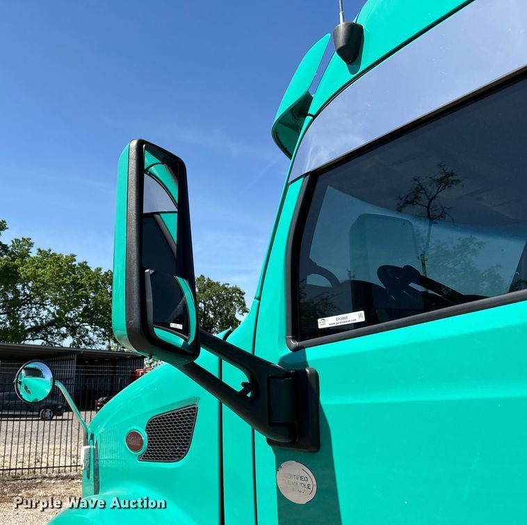 image for item EH3866 2015 Peterbilt  579 semi truck