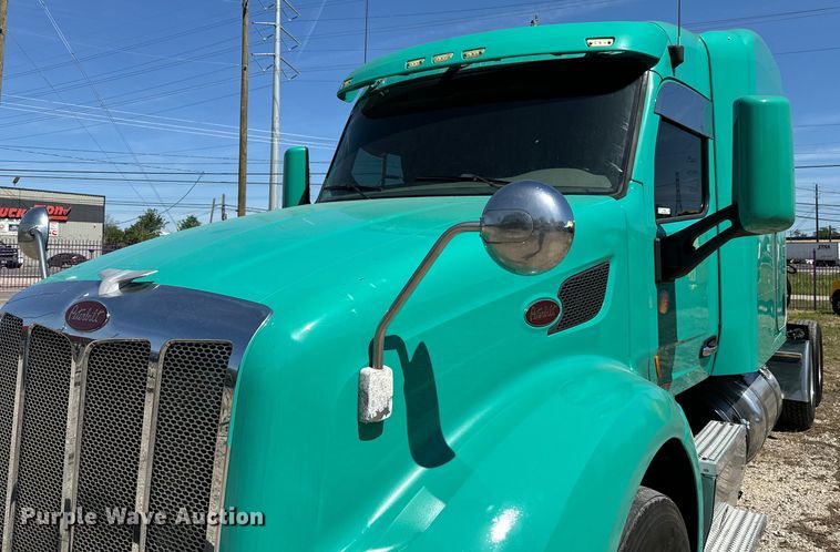 image for item EH3866 2015 Peterbilt  579 semi truck