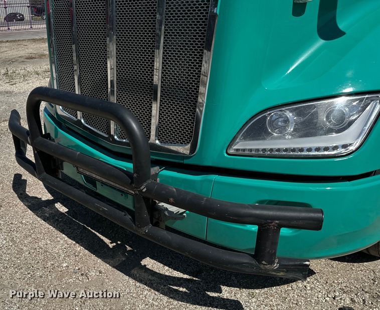image for item EH3866 2015 Peterbilt  579 semi truck