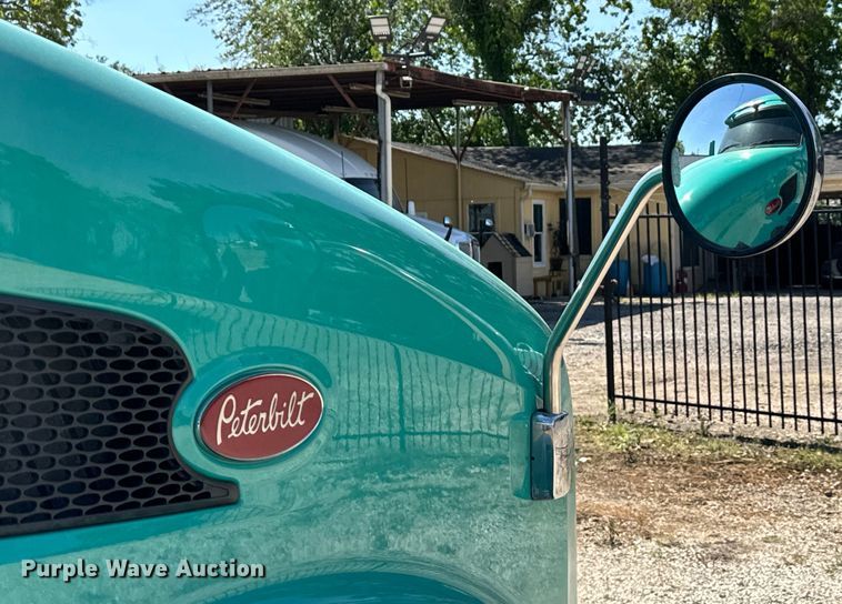 image for item EH3866 2015 Peterbilt  579 semi truck
