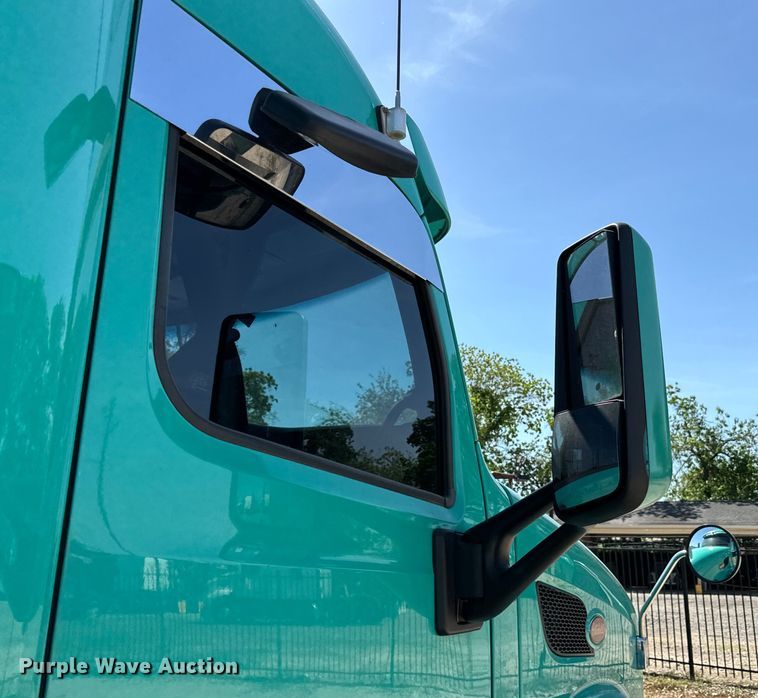 image for item EH3866 2015 Peterbilt  579 semi truck