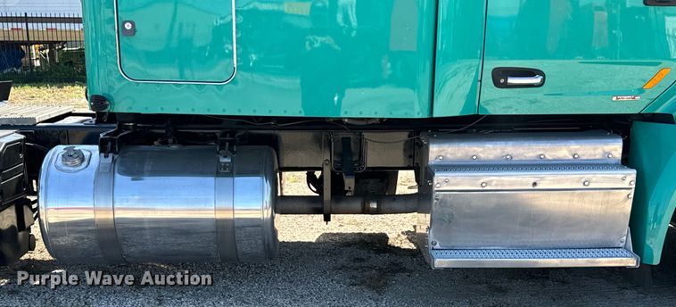 image for item EH3866 2015 Peterbilt  579 semi truck
