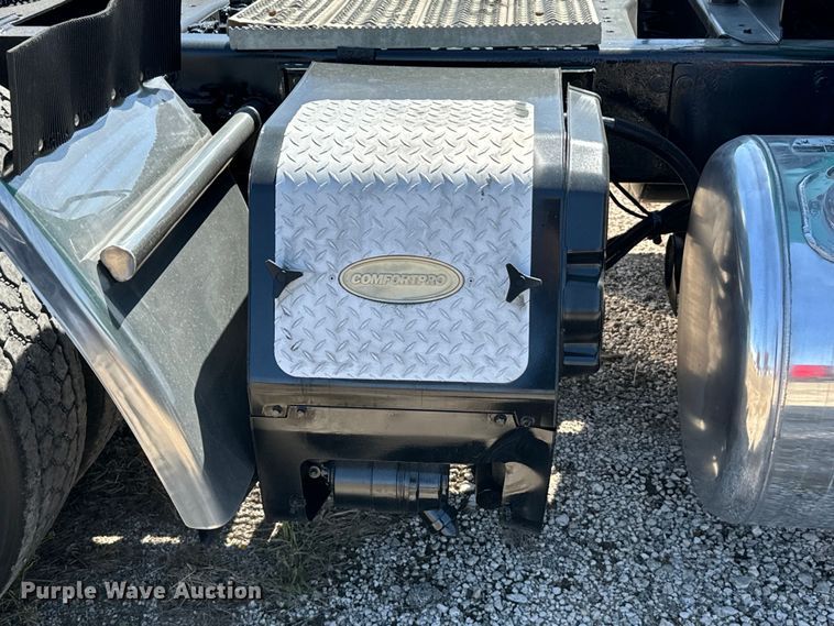 image for item EH3866 2015 Peterbilt  579 semi truck