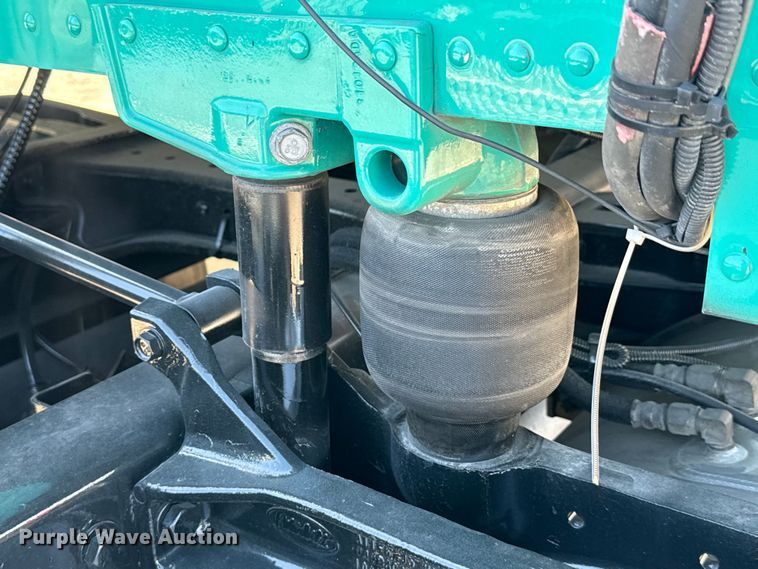 image for item EH3866 2015 Peterbilt  579 semi truck