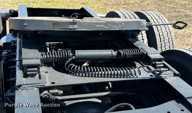 image for item EH3866 2015 Peterbilt  579 semi truck