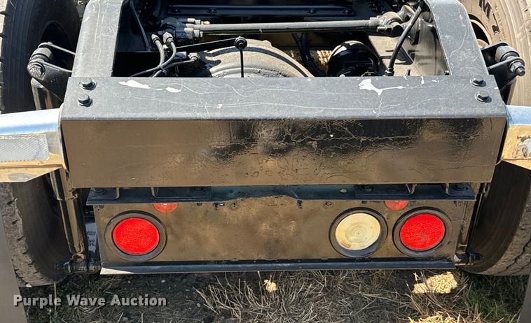 image for item EH3866 2015 Peterbilt  579 semi truck