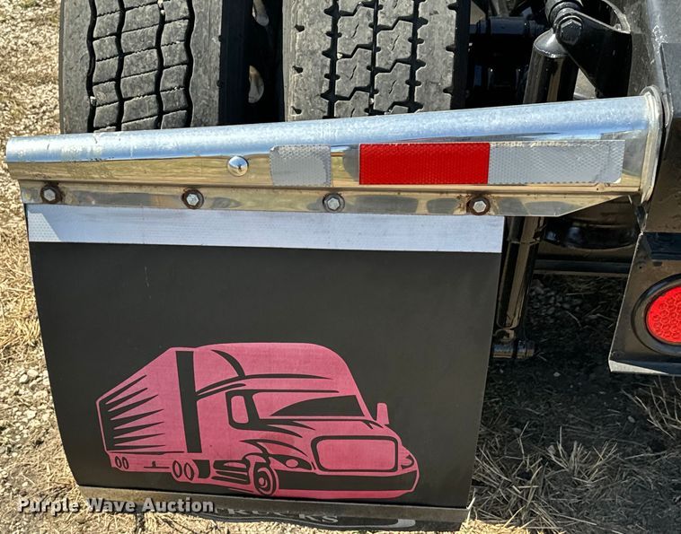 image for item EH3866 2015 Peterbilt  579 semi truck