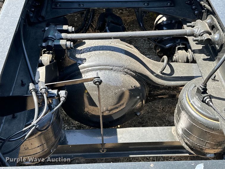 image for item EH3866 2015 Peterbilt  579 semi truck