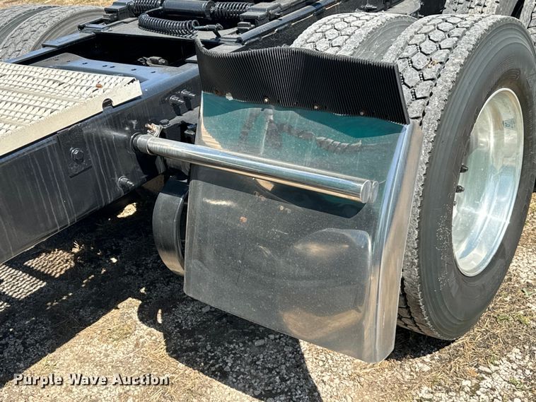 image for item EH3866 2015 Peterbilt  579 semi truck